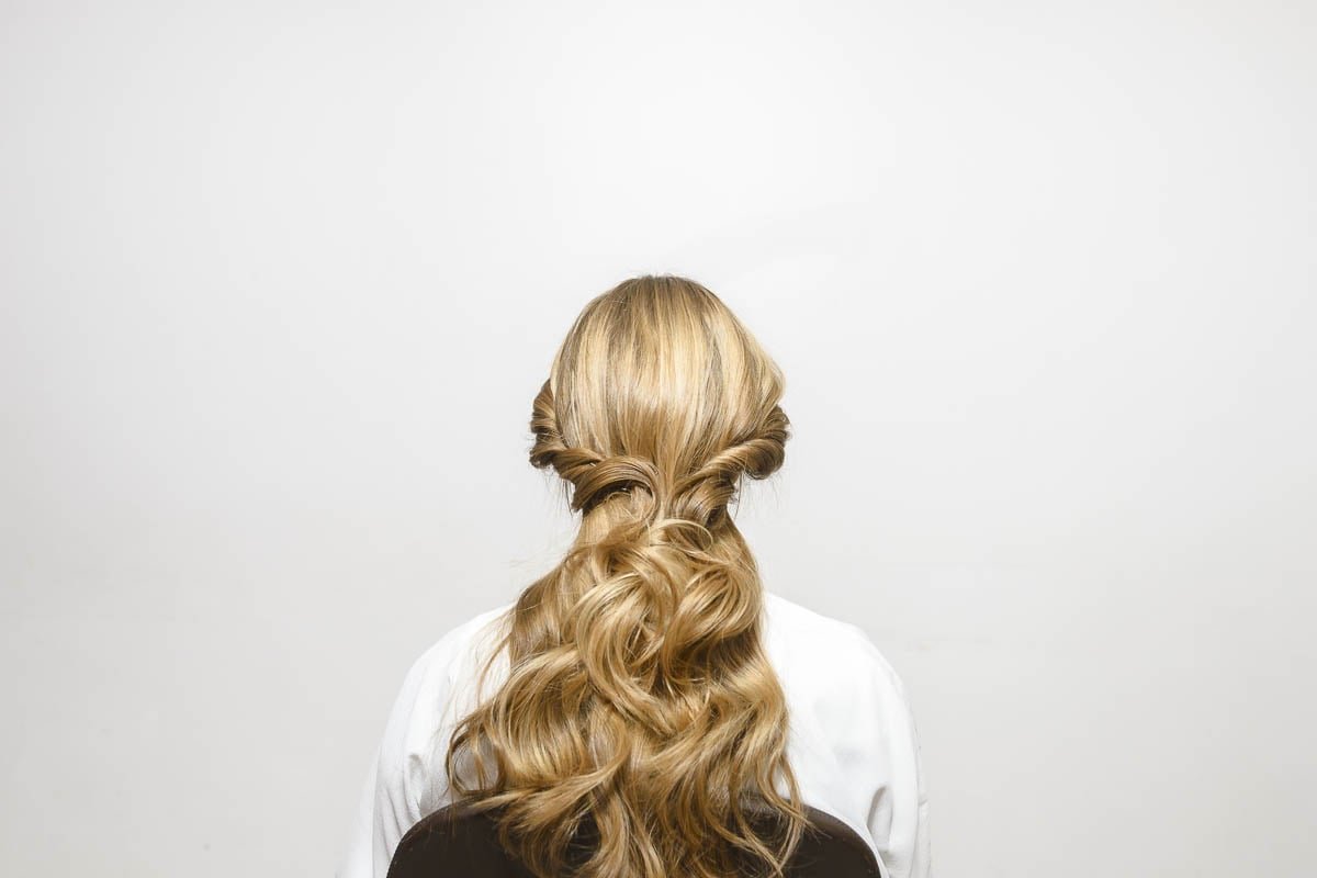Paso 5 del tutorial de moño trenzado de Kérastase